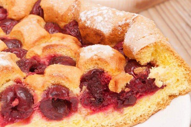 <p><span style="color:#000000"><strong>Vişneli turta ABD'nin Ortabatı eyaletlerinde meşhur olan bu tatlının tatlı hamuruyla ekşi meyveleri aynı anda ağzınıza attığınızda enfes bir denge yaratıyor.</strong></span></p>

<p> </p>
