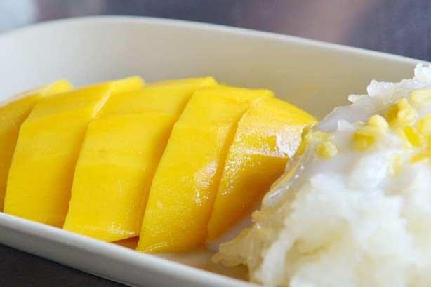 <p><span style="color:#000000"><strong>Mangolu yapışkan pirinç Doğu ve Güneydoğu Asya ülkelerinde yetiştirilen özel bir tür pirinçle yapılan bu tatlı Tayland mutfağından. Kıvamı bildiğimiz pirinçten daha yapışkan olan bu pirincin yanına ya tatlı mango nam dok mai ya da ekşi mango aok rong ekleniyor.</strong></span></p>

<p>​</p>
