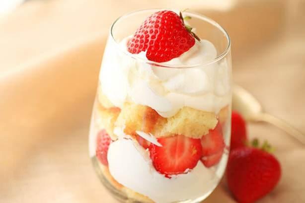 <p><strong><span style="color:#000000">Trifle İngilizlerin bir diğer meşhur tatlısı da kek, krema ve reçel ya da taze meyvelerle yapılan trifle. Çok pratik olan bu tatlı, yenmeyen kekleri değerlendirmek için de çok doğru bir tarif olabilir.</span></strong></p>

<p> </p>
