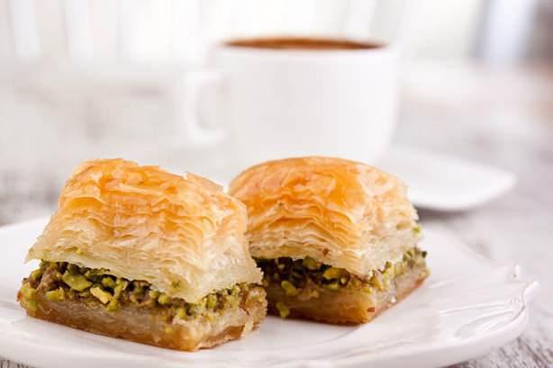 <p><span style="color:#000000"><strong>Baklava Veee listedeki lezzetlermiz...</strong></span>Mamul Türkiye'de de mamül ya da kömbe diye bilinen ve özel kalıplarda yapılan bu kurabiyeler Ortadoğu'nun birçok bölgesinde karşımıza çıkabiliyor. Mamulun içine hurma, ceviz vb. dolduruluyor ve özellikle bayram sofralarında yerini alıyor.</p>

<p>​<span style="color:#000000"><strong> Tabii ki Türkiye denince ilk akla gelen tatlı baklava. Anlatmaya gerek bile yok. Baklavanın Osmanlı İmparatorluğu'nun hüküm sürdüğü coğrafyanın genelinde zevke tüketildiğini de hatırlatalım.</strong></span></p>

<p> </p>
