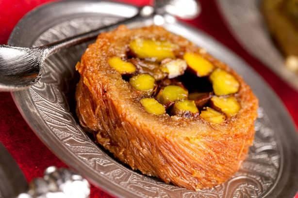 <p><span style="color:#000000"><strong>Yine Türkiye'den ve Ortadoğu coğrafyasından çok tanıdık bir lezzet... Kadayıfın içine ceviz ya da fıstık dolduruluyor. Pişirildikten sonra şerbete batırılıyor. Muhteşem!</strong></span></p>

<p> </p>
