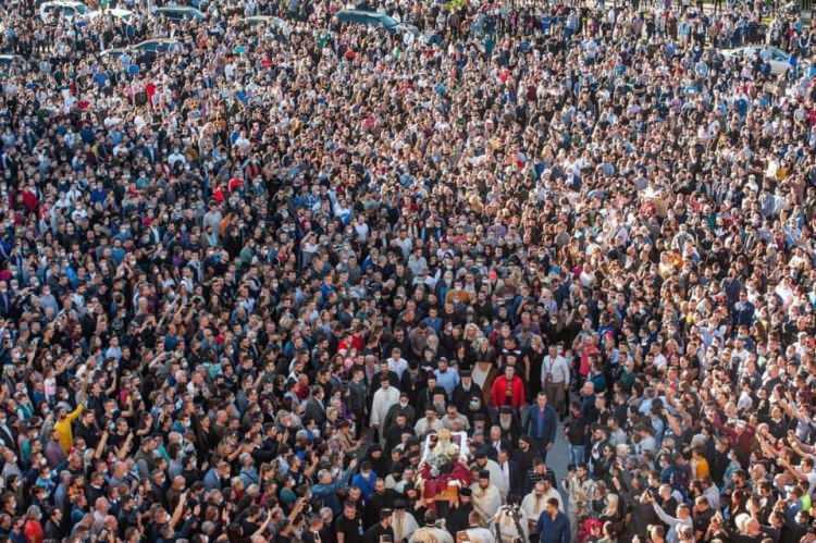 <p>Karadağ Sırp Ortodoks Kilisesi Başpiskoposu Amfilohije, koronavirüs (Covid-19) nedeniyle hayatını kaybetti. Son yolculuğuna uğurlanan Başpiskopos Amfilohije'yi görmek için binlerce kişi katıldı.</p>
