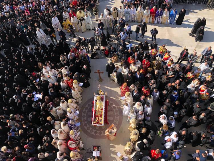 <p>Koronavirüse rağmen cenazeyi öperek uğurlanan ve gündem olan Amfilohije'nin başkent Podgoritsa'da düzenlenen cenaze törenine binlerce kişi katıldı.</p>

