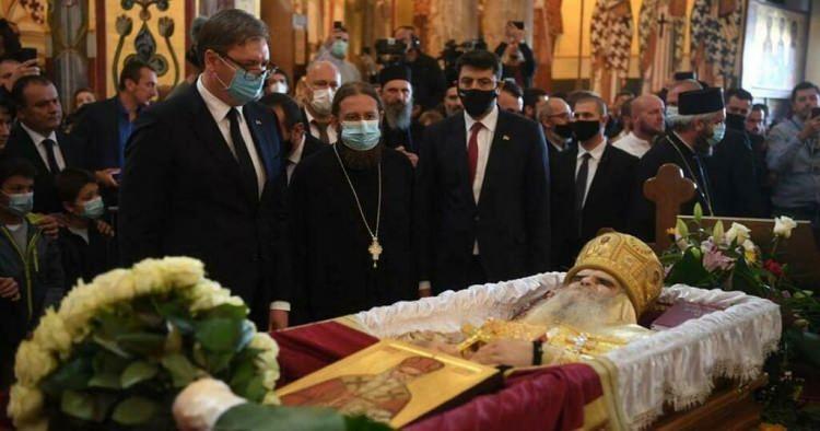 <p>Kornavirüs testi pozitif çıkmasının ardından 5 Ekim tarihinde Podgoriça'daki Cetinye hastanesine kaldırılan ve tüm müdahalelere rağmen kurtarılamayan Amfilohije'nin cenaze törenine Sırbistan Cumhurbaşkanı Aleksandar Vucic’in de katıldığı görüldü.</p>