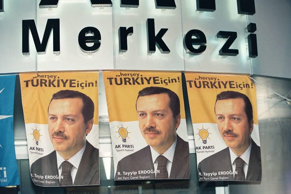 <p>Türkiye'yi dolaşan, il, ilçe ve köylerde vatandaşlarla bir araya gelerek sorunlarını dinleyen Erdoğan'ın liderliğindeki "Erdemliler Hareketi" 14 Ağustos 2001'de "AK Parti" adıyla siyaset sahnesine girdi.</p>

<p> </p>

<p> </p>
