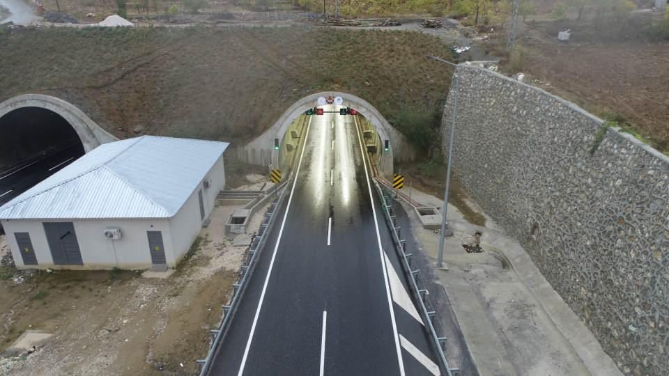 <p>Tamamlanan yol üzerinde, gidiş-geliş ayrı olmak üzere toplam 16 bin 316 metre uzunluğunda 11 çift tüp tünel bulunuyor. Bunun yanında 570 metre uzunluğunda 2 viyadük, 145 metre uzunluğunda 3 köprü ve 734 metre uzunluğunda 6 köprülü kavşak yer alıyor.</p>
<p> </p>