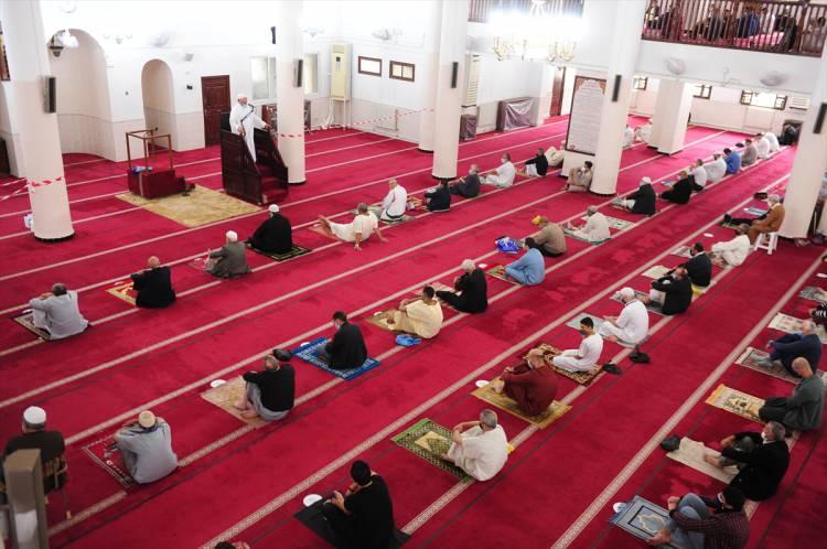 <p>Başkentteki El-Falah Camisi'ne gelen cemaat, sosyal mesafe kuralına uyarak namazını eda etti.</p>
