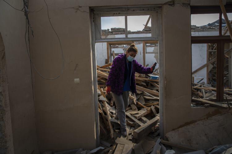 <p>Ermenistan'ın, 17 Ekim'de orta menzilli balistik f&uuml;zeyle saldırdığı ve 26 sivilin &ouml;l&uuml;m&uuml;ne neden olduğu Gence'de halk, bir yandan sağlam kalan eşyalarını topluyor, diğer taraftan da evlerini tamir etmeye &ccedil;alışıyor.</p>
