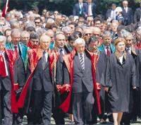 <p>Saldırının ardından Anıtkabir’e yürüyen Anayasa Mahkemesi, Danıştay, Yargıtay, Sayıştay, Askeri Yargıtay ve Askeri Yüksek İdare Mahkemesi üyeleri ile Türkiye Barolar Birliği temsilcileri saldırıdan hükümeti sorumlu tuttu.</p>

<p> </p>
