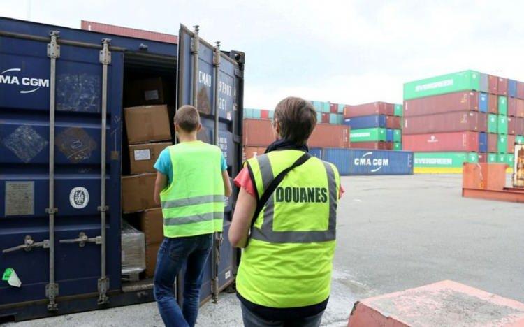 <p>Haftalar süren takip kapsamında Zeebrugge'ye kadar ticari bir gemide konteyner içinde getirilen 11.5 ton saf kokainin Hollanda sınırındaki bir şirkete teslim edilmek üzere Belçika'ya sokulduğu ifade edildi.</p>