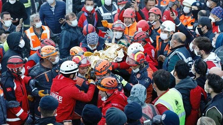 <p><span style="color:#800080"><strong>İtfaiye erleri küçücük tünelden Elif’le birlikte çıktıklarında gözyaşlarını tutamadı.</strong></span></p>