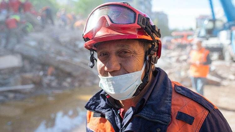 <p><span style="color:#800080"><strong>Bu sırada kendisini kurtaran itfaiye onbaşısı Muammer &Ccedil;elik&rsquo;in baş parmağını k&uuml;&ccedil;&uuml;c&uuml;k eliyle sımsıkı sarmıştı. Adeta hayata nasıl sarıldığını g&ouml;steriyordu. Sağlığı &ccedil;ok iyiydi. Yemek yedi, su i&ccedil;ti. Annesiyle buluşturuldu.</strong></span></p>
