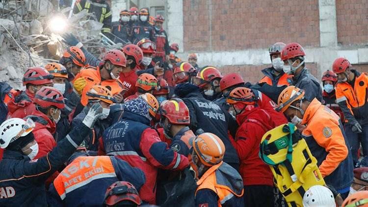 <p><span style="color:#800080"><strong>İBB İtfaiye M&uuml;d&uuml;r Yardımcısı Ahmet Yavuz ise &ldquo;Enkazdan &ccedil;ıkarırken Elif, arkadaşımızın parmağını sıktı. G&ouml;zleri a&ccedil;ıktı ve kolları oynuyordu. Elif&rsquo;in g&uuml;l&uuml;ş&uuml;n&uuml; g&ouml;rd&uuml;kten sonra mutluluktan g&ouml;zyaşlarımızı tutamadık&rdquo; dedi.</strong></span></p>
