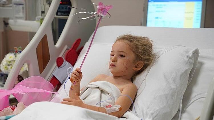 <p><span style="color:#800080"><strong>Elif&rsquo;in hastaneden elinde oyuncaklarla g&ouml;r&uuml;nt&uuml;s&uuml; paylaşıldı ve durumunun iyi olduğu a&ccedil;ıklandı.&nbsp;</strong></span></p>
