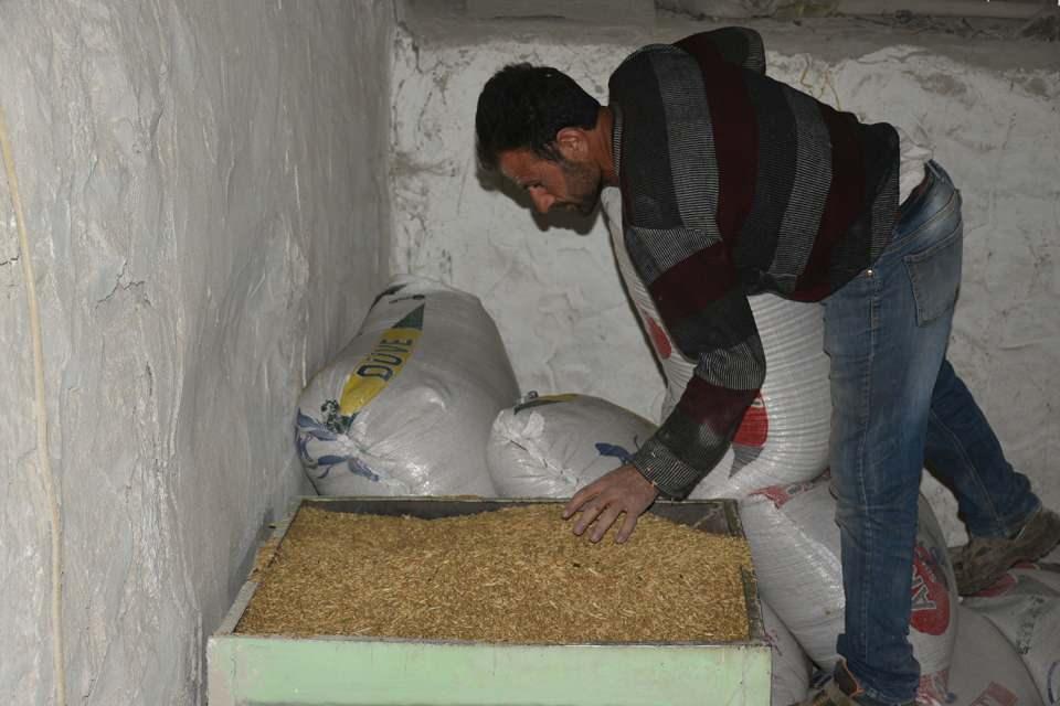 <p>&Ccedil;arlık Rusyası d&ouml;neminde silahlanmaya karşı &ccedil;ıkıp savaşmadıkları i&ccedil;in s&uuml;rg&uuml;n edilen ve 1878 yılında Kars'a yerleşen Rus k&ouml;kenli dini azınlık grubu Malakanlar, Arpa&ccedil;ay il&ccedil;esinde tarım ve hayvancılıktaki &ccedil;alışmalarıyla b&ouml;lgeye b&uuml;y&uuml;k katkı sağladı.&nbsp;</p>

<p>&nbsp;</p>
