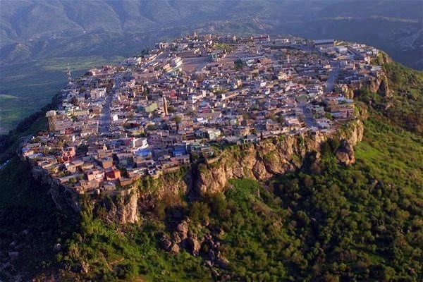 <p>Şehir Irak'ın Duhok ilinin 90 km kuzeydoğusunda araçla yaklaşık bir saatlik mesafesinde yer alan ilçe. </p>
<p> </p>