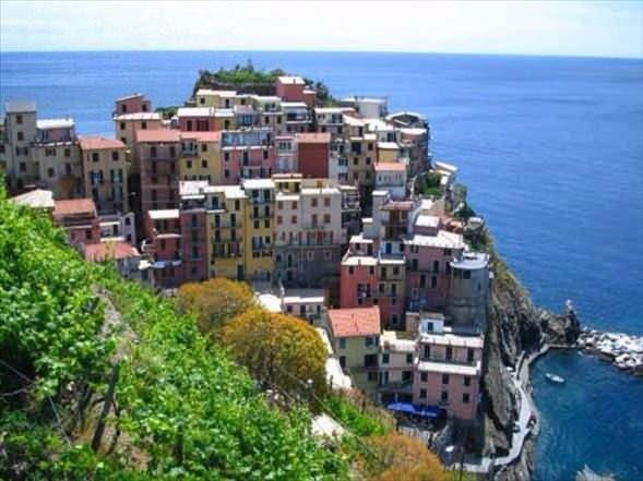 <p>Liguria'daki Manarola, İtalya'nın en tehlikeli yerlerinden birinde bulunan bir kasaba.</p>

<p> </p>
