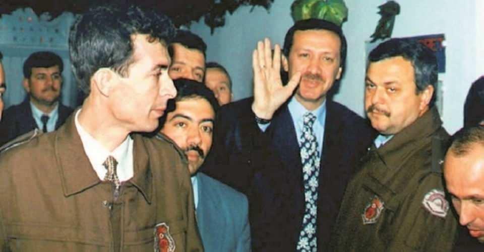 <p>İstanbul Büyükşehir Belediye Başkanlığı görevini sürdürürken Siirt’te Ziya Gökalp’in "Asker Duası" isimli şiirini okuması sebebiyle 1999 yılında 10 ay hapse mahkum edilen ve siyasi yasaklı olan Erdoğan, Pınarhisar Cezaevi'nde hapis cezasını tamamlamasının ardından çalışmalarına başladı.</p>
