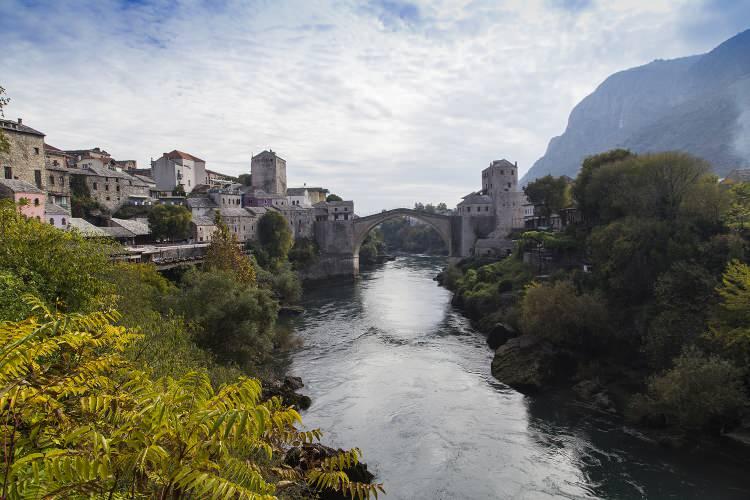 <p>Daha çok resim atölyelerinin, hediyelik eşya dükkanlarının, kafeteryaların ve restoranların bulunduğu tarihi çarşıya bugünlerde nadiren birkaç yabancı turist uğrarken, dükkanlarını açan az sayıda esnaf da çoğu zaman günü hiçbir şey satmadan kapattıklarını dile getirdi.</p>
<p> </p>
