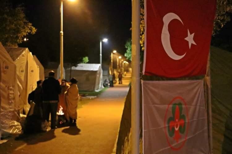 <p>İzmir&rsquo;de meydana gelen 6,6 b&uuml;y&uuml;kl&uuml;k deprem sonrası yıkılan binalarda arama kurtarma &ccedil;alışmaları s&uuml;rerken, hasarlı apartmanlarda yaşayanlar, tedirginlik yaşadığı i&ccedil;in evlerine giremeyen vatandaşlar i&ccedil;in kentin belirlenen alanlarına &ccedil;adır kentler kuruldu. Vatandaşlara b&ouml;lgedeki AFAD, Kızılay, belediyeler başta olmak &uuml;zere &ccedil;eşitli STK&rsquo;lar, gıda, yatak, battaniye, giyim ve sıcak i&ccedil;ecek ikramlarını s&uuml;rd&uuml;r&uuml;yor.</p>

<p>&nbsp;</p>
