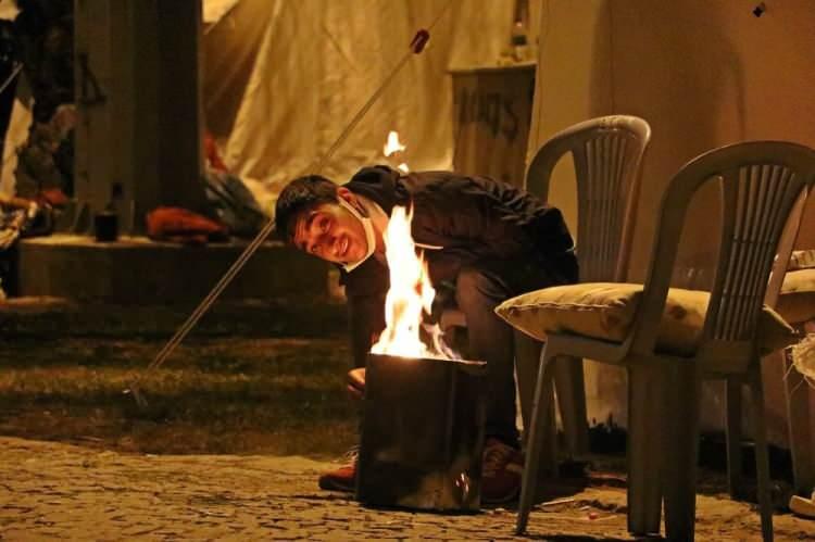 <p>İş yerinin ağır hasar almasıyla birlikte &ccedil;adır kentte kalmaya başladığını ifade eden &Ccedil;alışkant&uuml;rk, havaların soğumaya başladığını ve zorlandıklarını s&ouml;yledi.&nbsp;</p>
