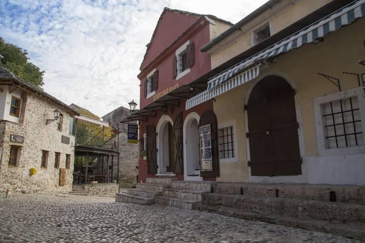 <p>Tarihi Koski Mehmed Paşa Camisi'nin bahçesinde oturan yaşlı bir Mostarlı, yabancı turistlerin çarşıdaki esnaflar için geçim kaynağı anlamına geldiğini söylerken, gelinen noktada esnafın her gün daha çok eksi bakiyeye düştüğünü ve bunun "paraşütsüz bir atlayış gibi" olduğunu kaydetti.</p>

<p> </p>
