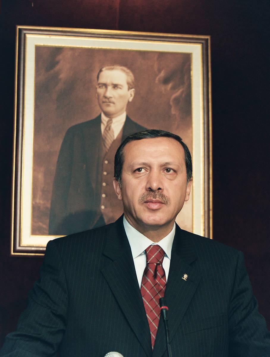 <p>Erdoğan, 15 Mart 2003'te Türkiye’nin 59'uncu, AK Parti’nin 2’nci hükümetini kurarak 2014 yılına kadar sürdüreceği başbakanlık görevini üstlendi.</p>

<p> </p>
