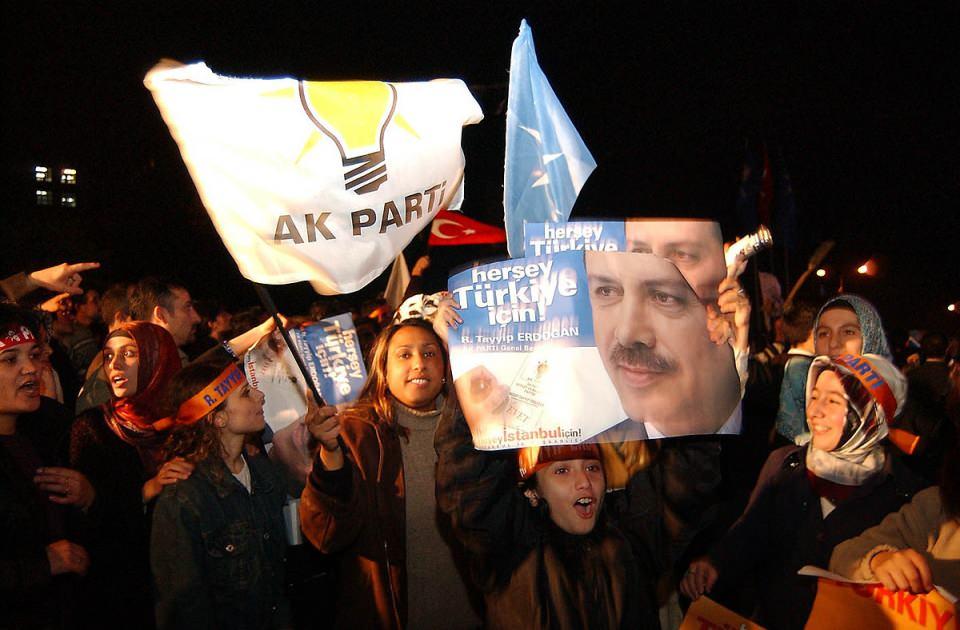 <p>AK Parti, 2009 yerel seçimlerinde en fazla oyu olarak birinci oldu, 2010 yılında yapılan ve 1982 Anayasası'nda değişiklik öngören düzenlemeye ilişkin halk oylamasından da yüzde 57,88 oranında "evet" oyu çıktı.</p>

<p> </p>
