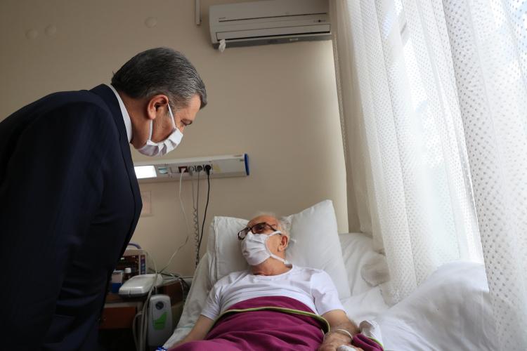 <p>Sağlık Bakan Dr. Fahrettin Koca, İzmir’de depremde yaralanan ve Ege Üniversitesi Tıp Fakültesi Hastanesi’nde tedavileri devam  eden hastaları ziyaret ederek durumları hakkında bilgi aldı.</p>

