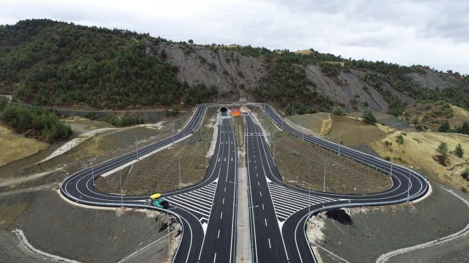 <p>Yolun hizmete açılmasıyla Güneydoğu Anadolu Bölgesi'ndeki turizm merkezlerine kolay ve hızlı ulaşımın sağlanması hedefleniyor.</p>