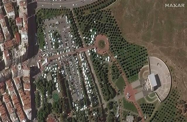 <p>30 kişinin hayatını kaybettiği, 25 depremzedenin ise kurtarıldığı aynı mahallede yer alan iki bloklu Emrah Sitesi'nin enkazı da kayıtlarda yer aldı.</p>
<p> </p>