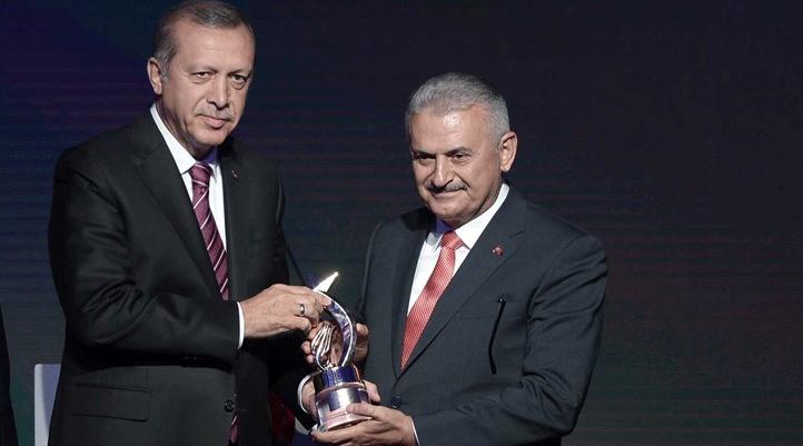 <p>Binali Yıldırım’ın başbakan olmasıyla 15 yıllık AK Parti, bünyesinden 2 cumhurbaşkanı ve 4 başbakan çıkarmış oldu. Erdoğan ve Gül hem başbakanlık hem cumhurbaşkanlığı yaparken Davutoğlu ve Yıldırım da başbakanlık görevini ifa ettiler.</p>

<p> </p>
