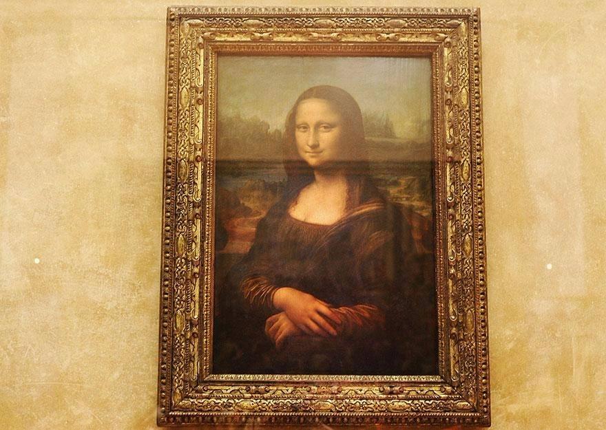 <p>Fransa'nın Paris şehrinde bulunan Louvre Müzesi'nin içinde yer alan Mona Lisa tablosuna bu kadar yakından bakamayacaksınız.</p>