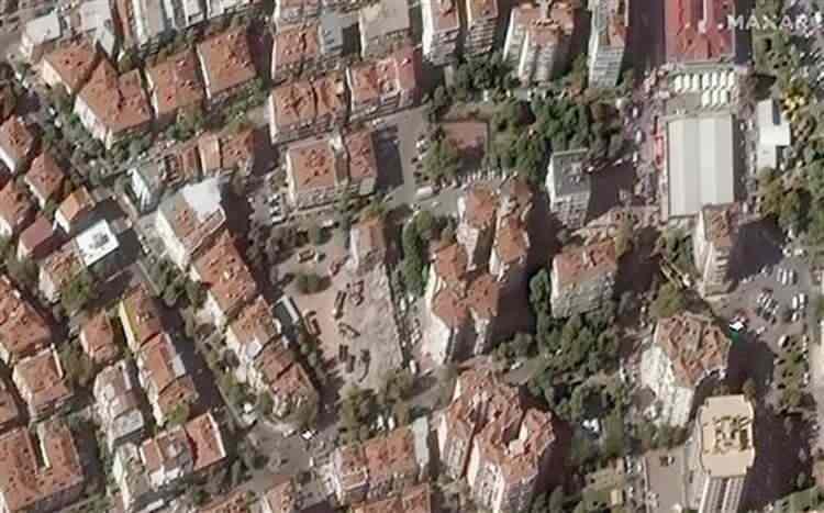 <p>Depremin etkisiyle Cumhuriyet Sitesi'nde yan yatan binaların yer aldığı görüntüler dikkati çekti.</p>

<p> </p>
