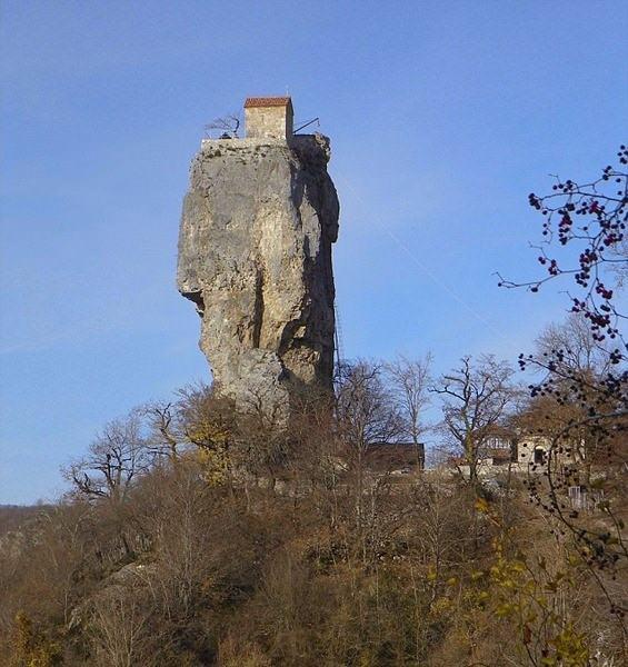 <p>Gürcistan’ın Chiatura kentinde altıncı yüzyıldan kalma bu kilise yerden tam 40 metre yüksekte.</p>