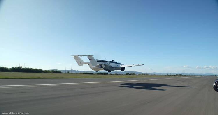 <p>Aircar isimli araç uçuş moduna geçerken kanatları dışarı doğru açılıyor ve gökyüzünde saatte 200 kilometre hız yapabiliyor.</p>

<p> </p>
