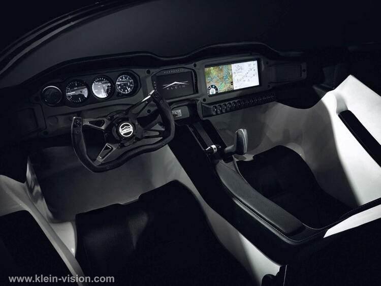 <p>Yolcular dışında 200 kilogram yük de taşıyabilen uçan otomobilin içi.</p>
