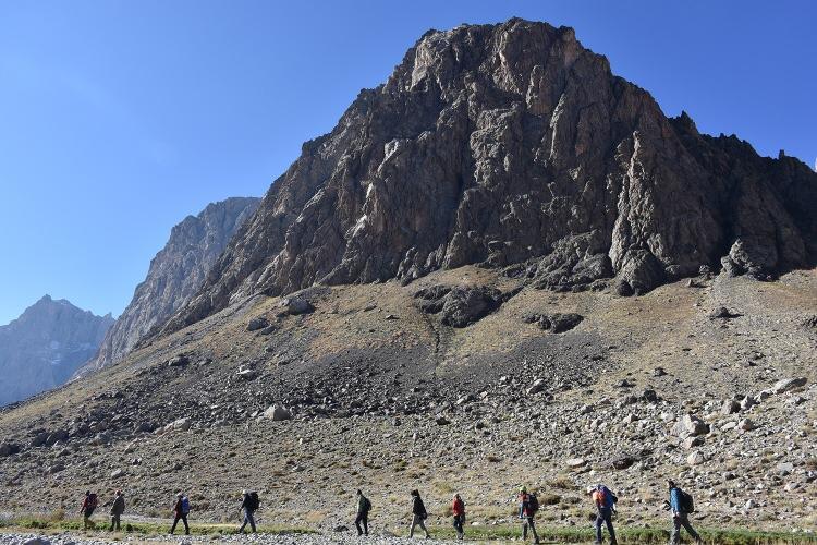 <p><strong>- "Bölgenin hayranlık uyandıran bir doğası var"</strong></p>
<p>Hakkari Valisi ve Belediye Başkan Vekili İdris Akbıyık, AA muhabirine yaptığı açıklamada, kentin, doğal güzellikleri ile dikkati çektiğini söyledi. </p>
<p> </p>