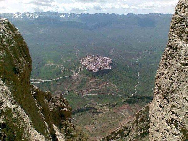 <p>Amediye bir dağ platosu üzerine kurulmuş bir küçük şehir. </p>

<p> </p>
