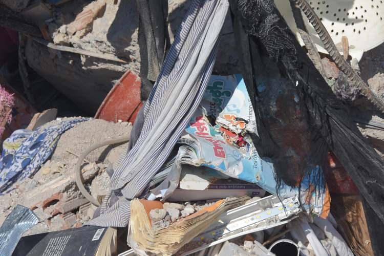<p>Çocuklarının oturduğu yıkılan Doğanlar Apartmanı’ndaki enkazdaki malzemelerine bakmak için alana gelen Hüveyda Güler Alkan, "Çocuklarım yeni evlendi. </p>