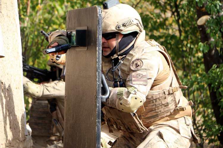 <p>Komandoların operasyon bölgesine intikalinde, sinyal kesici zırhlı kirpi aracı ve arama tarama köpeği ile yolda el yapımı patlayıcı (EYP) araması yapıldı. </p>