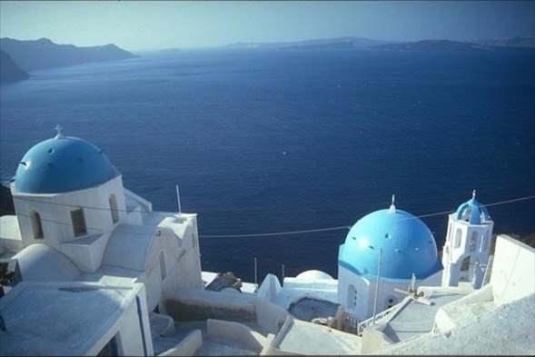 <p>Yunanistan'ın güneydoğusunda yer alan Santorini takım adaları yanardağ patlamasının kalıntılarından oluşuyor ve patlamadan önce tek bir ada idi.</p>

<p> </p>

