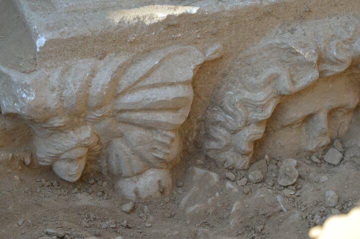<p>Helenizm dönemine ait bir antik kent bildiğiniz gibi Afrodisias bölgesi ve bu lahitlerin henüz kimliklendirmesini tam yapmamış olmakla beraber en az 2 bin yıllık belki 2 bin 500 yılık lahitler olduğunu tahmin ediyoruz. Dolayısıyla M.Ö. 500’e kadar uzanan bir geçmişinin olduğunu düşünüyoruz” diye konuştu.</p>