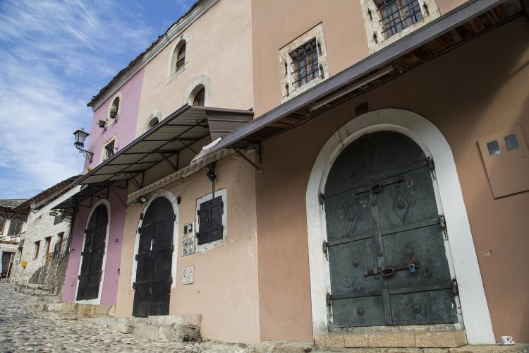 <p>Bosna Hersek'in en önemli turizm şehirlerinden Mostar'ın tarihi çarşısındaki birçok dükkan, yeni tip koronavirüs (Kovid-19) salgınına karşı mücadelede alınan katı tedbirler nedeniyle kapılarına kilit vurdu.</p>

<p> </p>
