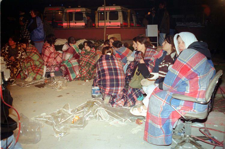 <p>"Asrın felaketi" olarak tanımlanan ve 17 Ağustos 1999'da meydana gelen 7,4 büyüklüğündeki Marmara Depremi'nden etkilenen Düzce, yaralarını sarmaya çalışırken bu kez 12 Kasım 1999'da 7,2 büyüklüğündeki depremle sarsıldı. Üç ayda iki büyük deprem yaşanan Düzce'de her iki afette toplam 980 kişi hayatını kaybetti, konutların yüzde 82'si, iş yerlerinin yüzde 87'si hasar gördü.</p>

<p> </p>

<p><em>FOTOĞRAF: 13 Kasım 1999'da depremzedeler geceyi dışarıda geçirdi.</em></p>
