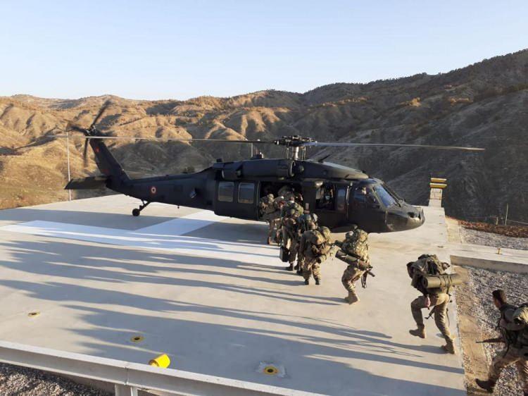 <p>İçişleri Bakanlığı, Bitlis’te “Yıldırım-15 Mutki-Sarpkaya” operasyonunun başlatıldığını duyurdu. Yapılan açıklamada, "Operasyonda Bitlis İl Jandarma Komutanlığı’nda görevli; Jandarma Komando, Jandarma Özel Harekat (JÖH), Polis Özel Harekat(PÖH) ve Güvenlik Korucu timlerinden oluşan 816 personel [(48) operasyonel tim] görev almaktadır." denildi.</p>
