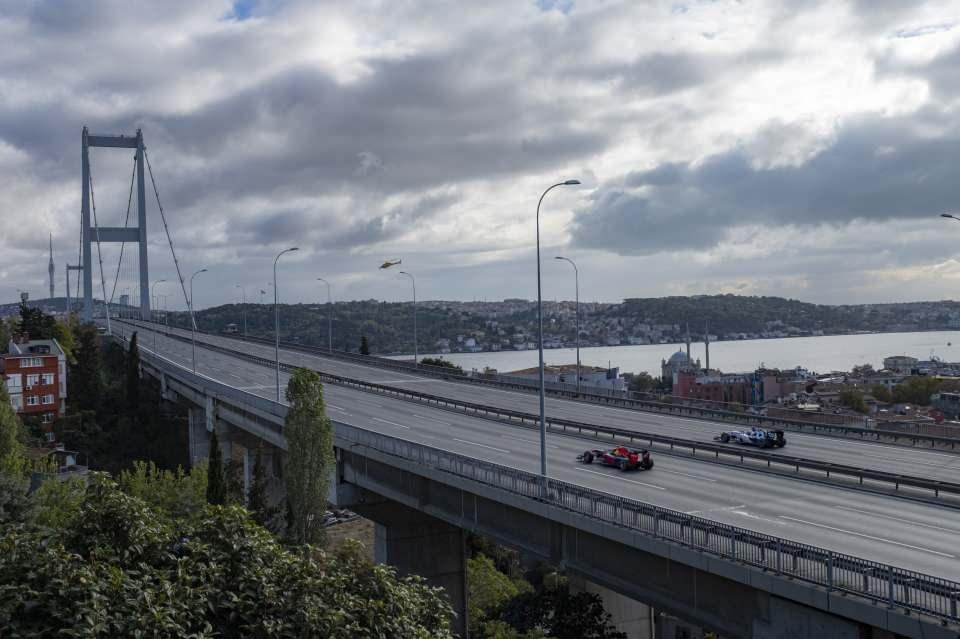 <p>Asya yakasından Avrupa yakasına geçişle, Formula 1 ve Türkiye tarihinde, dünyanın ilk kıtalararası pit-stop'u gerçekleşmiş oldu. </p>

<p> </p>
