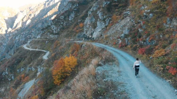 <p>Bu keskin virajları 2-3 hamlede anca dönebiliyorsunuz. Dünyanın en tehlikeli yolu diyorlar, gerçekten dedikleri kadar var" ifadelerini kullandı.</p>
