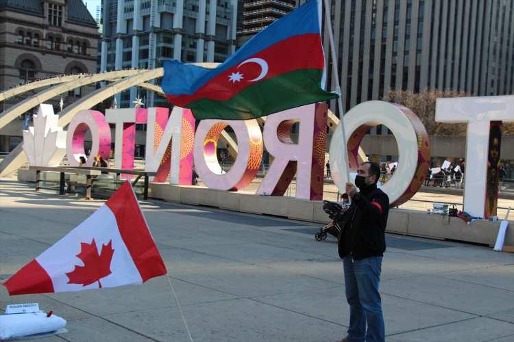 <p>ERMENİSTAN’IN KATLETTİĞİ 93 AZERBAYCANLI SİVİL TORONTO’DA ANILDI</p>

<p> </p>

<p>Ermenistan'ın, Azerbaycan’ın sivil yerleşim yerlerine düzenlediği saldırılarda hayatını kaybeden 93 kişi için Toronto’da anma töreni düzenlendi.</p>
