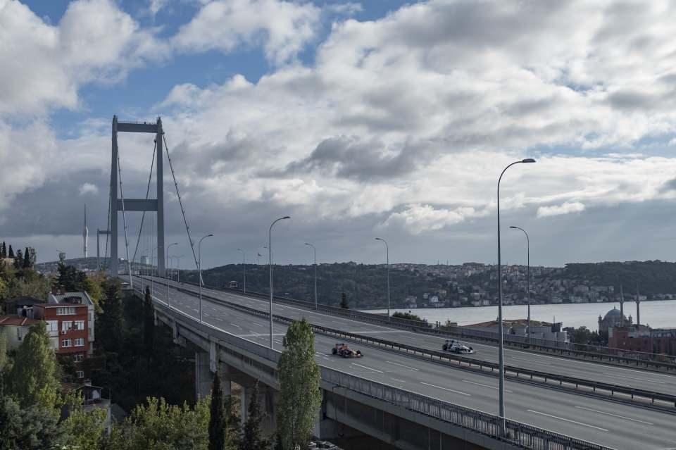 <p>Çekimler sırasında 13.30 - 16.00 saatlerinde 15 Temmuz Şehitler Köprüsü ve bağlantı yolları her iki yönde trafiğe kapatıldı. Metrobüsler ise geçişlerini Fatih Sultan Mehmet köprüsü üzerinden yaptı.</p>

<p> </p>
